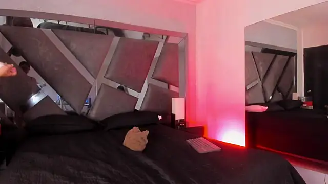 Radiant Naomi online show from 15, 5, 2026