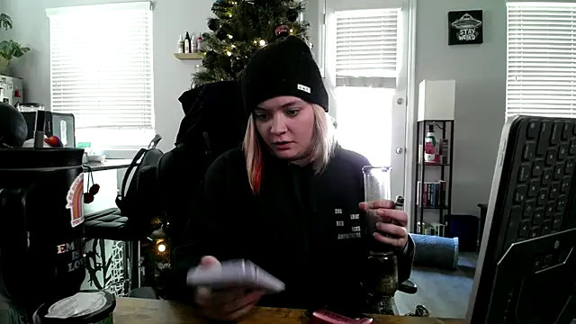 tayweird online show from 10, 12, 2024