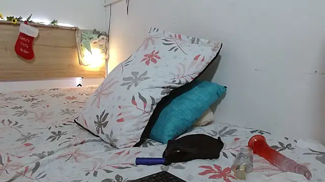 Emyli rousse  online show from 17, 12, 2024