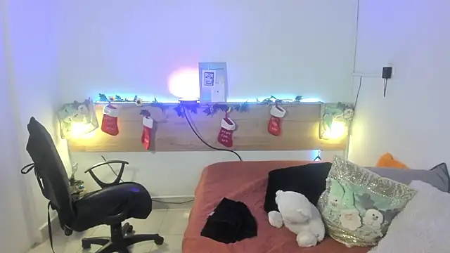 Emyli rousse  online show from 21, 12, 2024