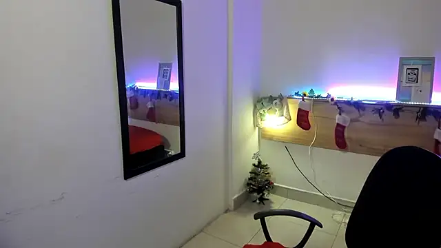 Emyli rousse  online show from 28, 12, 2024