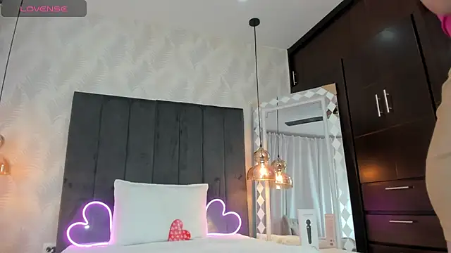 SHARONN     online show from 24, 1, 2025