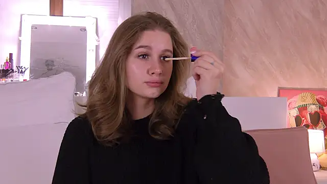 Snapshot of EllieHayes chatting on 5, 10, 2025 EllieHayes online show from 5, 10, 2025