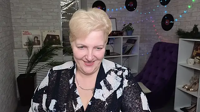 Sandra Snow online show from 28, 1, 2025