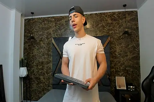 Flynn Riider online show from 3, 1, 2025