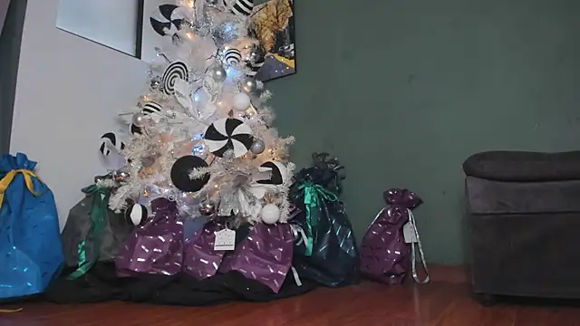 Snapshot of slutty_venus chatting on 24, 12, 2024 slutty venus online show from 24, 12, 2024