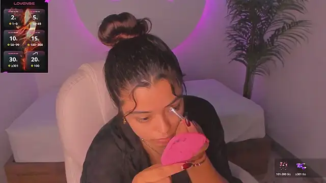 Snapshot of Ariana_Pierce chatting on 4, 11, 2025 Ariana Pierce online show from 4, 11, 2025