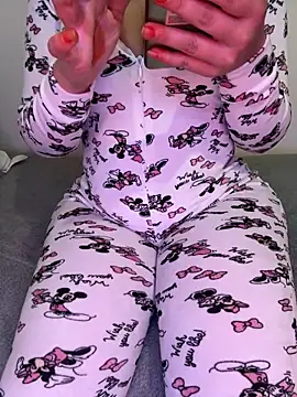 Queendiamon online show from 10, 2, 2025