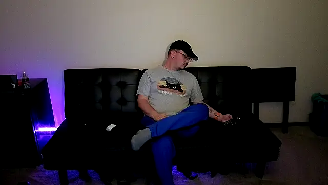 Snapshot of cmichaelxxx chatting on 12, 10, 2025 cmichaelxxx online show from 12, 10, 2025