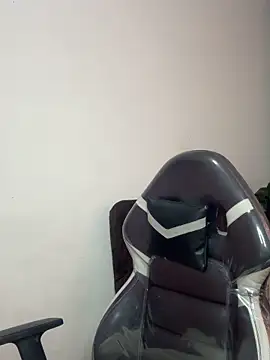 Snapshot of SaraBraun_ chatting on 17, 12, 2025 SaraBraun online show from 17, 12, 2025