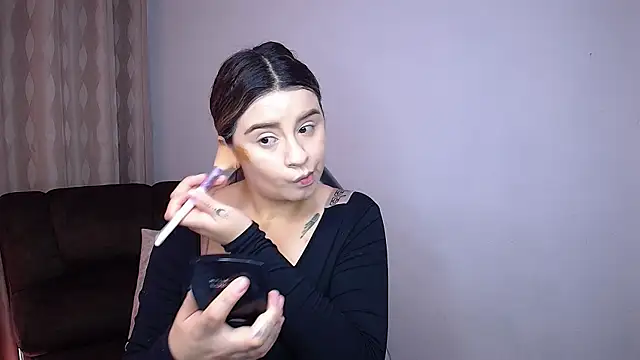 Snapshot of SaraBraun_ chatting on 19, 12, 2025 SaraBraun online show from 19, 12, 2025