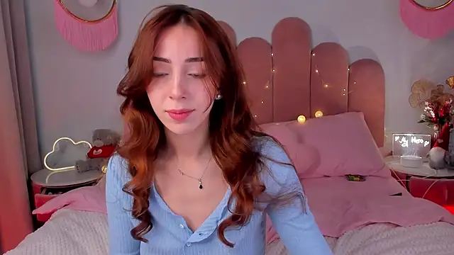 Snapshot of ElsaYoung chatting on 4, 1, 2025 ElsaYoung online show from 4, 1, 2025