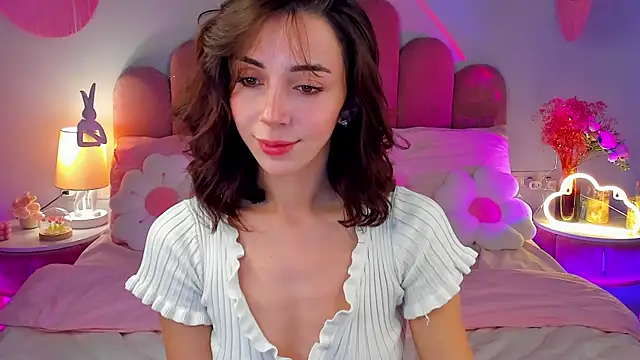 Snapshot of ElsaYoung chatting on 11, 10, 2025 ElsaYoung online show from 11, 10, 2025