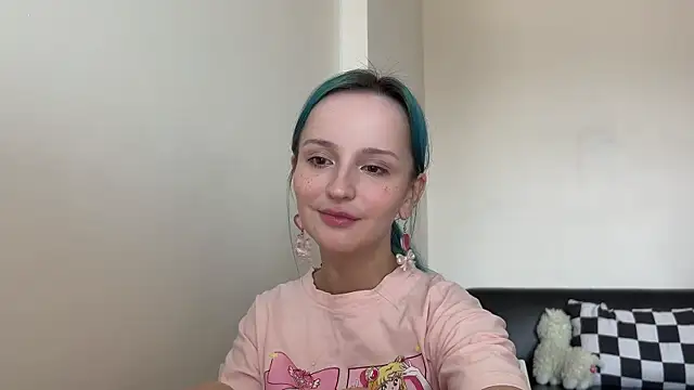 Snapshot of bumble_bee chatting on 19, 12, 2024 bumble bee online show from 19, 12, 2024
