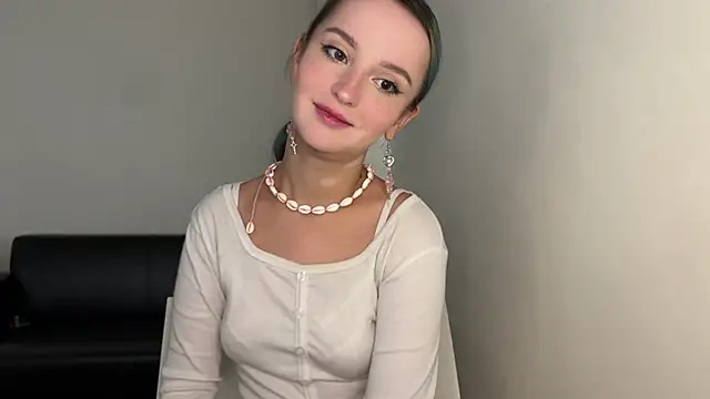 Snapshot of bumble_bee chatting on 2, 3, 2025 bumble bee online show from 2, 3, 2025