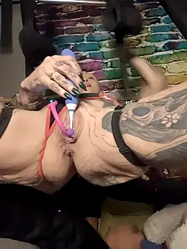 Snapshot of MommyMisfit chatting on 19, 12, 2025 MommyMisfit online show from 19, 12, 2025