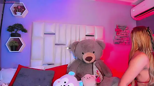 Snapshot of Aileen_18 chatting on 18, 10, 2025 Aileen 18 online show from 18, 10, 2025