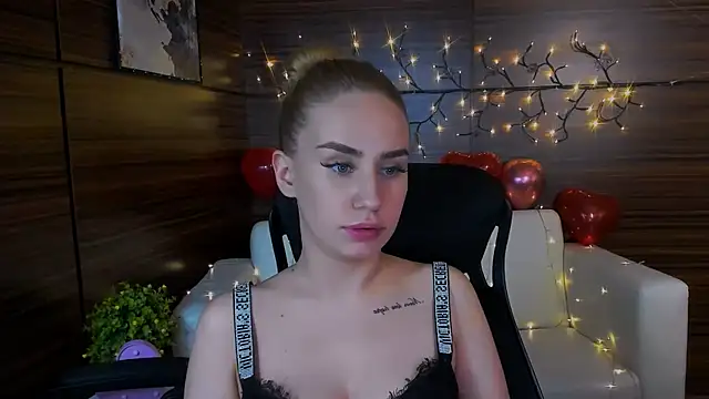 Snapshot of playful_sophie chatting on 4, 3, 2025 playful sophie online show from 4, 3, 2025