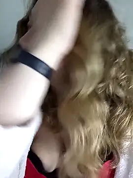 Snapshot of KattyLuuu chatting on 4, 4, 2026 KattyLuuu online show from 4, 4, 2026