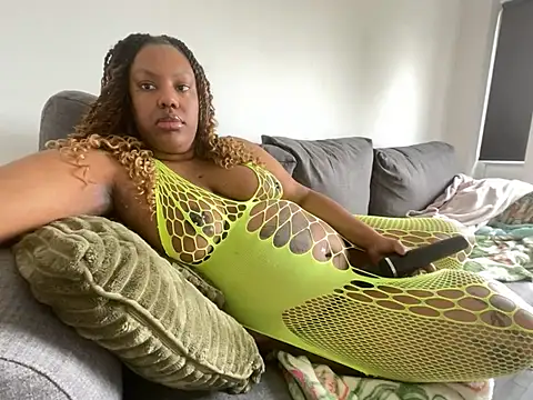 Snapshot of LavenderBuxton chatting on 17, 2, 2025 LavenderBuxton online show from 17, 2, 2025