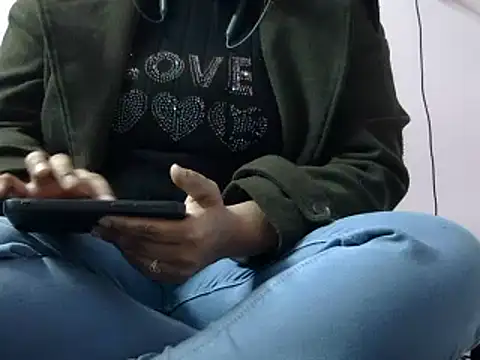 Snapshot of Housewife12 chatting on 1, 1, 2025 Housewife12 online show from 1, 1, 2025