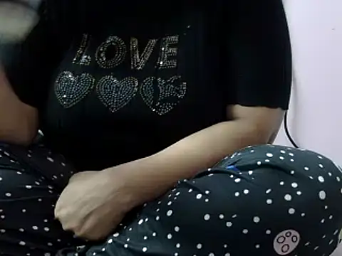 Snapshot of Housewife12 chatting on 2, 1, 2025 Housewife12 online show from 2, 1, 2025