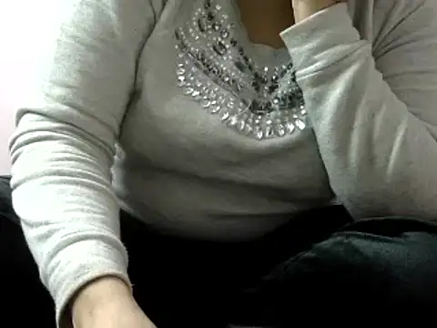 Snapshot of Housewife12 chatting on 4, 1, 2025 Housewife12 online show from 4, 1, 2025