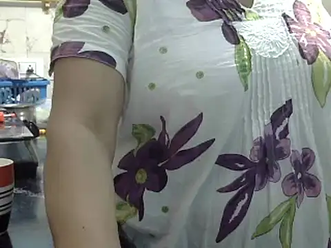 Snapshot of Housewife12 chatting on 10, 1, 2025 Housewife12 online show from 10, 1, 2025