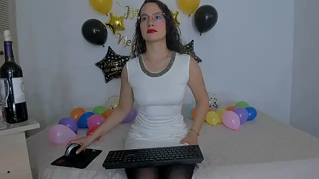 Snapshot of emmaTorres1 chatting on 30, 12, 2024 emmaTorres1 online show from 30, 12, 2024