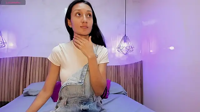 SylviaLeos  online show from 6, 2, 2025