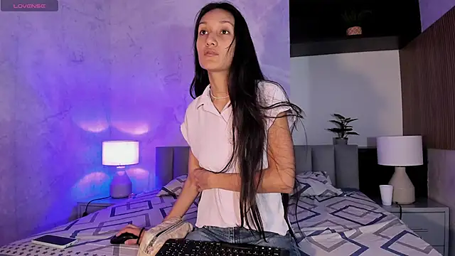 SylviaLeos  online show from 21, 2, 2025
