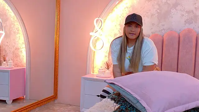 MiaLaurents online show from 21, 3, 2026