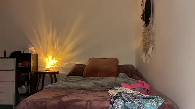 leahsparkles online show from 2, 10, 2025