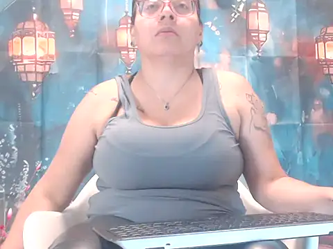 Snapshot of Tanyabigtits chatting on 13, 10, 2025 Tanyabigtits online show from 13, 10, 2025