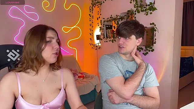 Snapshot of RobertAndLinela chatting on 23, 9, 2025 RobertAndLinela online show from 23, 9, 2025