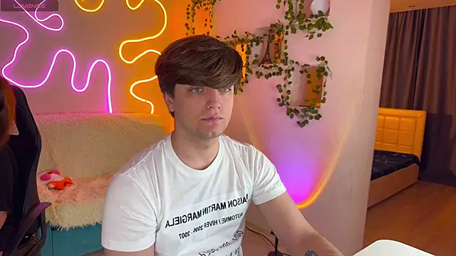 Snapshot of RobertAndLinela chatting on 21, 10, 2025 RobertAndLinela online show from 21, 10, 2025