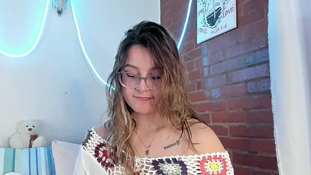 Hazelbrownn2000 online show from 13, 3, 2025