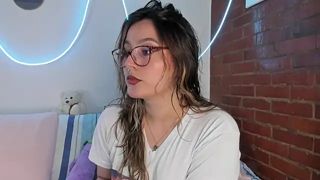 Hazelbrownn2000 online show from 17, 3, 2025