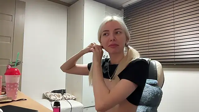 Snapshot of yunasuka chatting on 6, 1, 2025 yunasuka online show from 6, 1, 2025