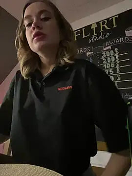 Snapshot of KiraMyers chatting on 19, 2, 2025 KiraMyers online show from 19, 2, 2025