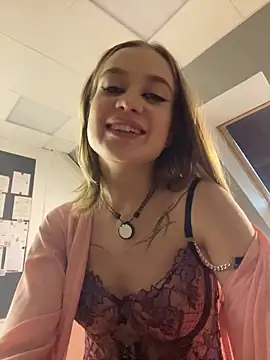 Snapshot of KiraMyers chatting on 28, 2, 2025 KiraMyers online show from 28, 2, 2025