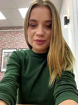 Snapshot of KiraMyers chatting on 28, 9, 2025 KiraMyers online show from 28, 9, 2025