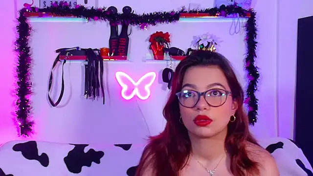 Snapshot of EmiF26 chatting on 28, 10, 2025 EmiF26 online show from 28, 10, 2025