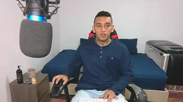 Snapshot of David_Adams2003 chatting on 5, 1, 2025 David Adams2003 online show from 5, 1, 2025