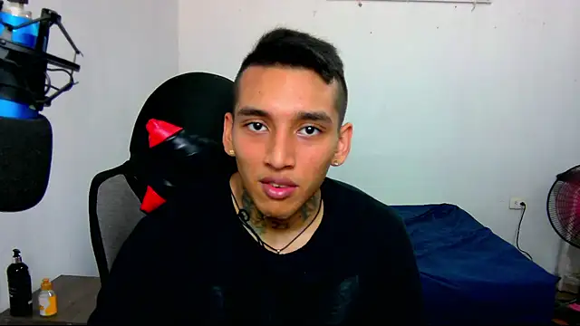 Snapshot of David_Adams2003 chatting on 10, 1, 2025 David Adams2003 online show from 10, 1, 2025