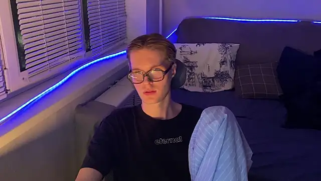 Snapshot of Leonnextdoor chatting on 7, 1, 2026 Leonnextdoor online show from 7, 1, 2026