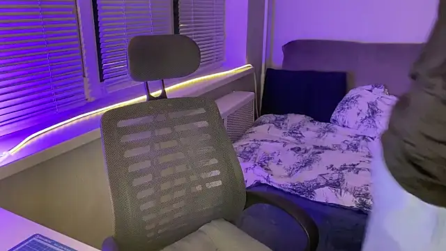 Snapshot of Leonnextdoor chatting on 2, 2, 2026 Leonnextdoor online show from 2, 2, 2026