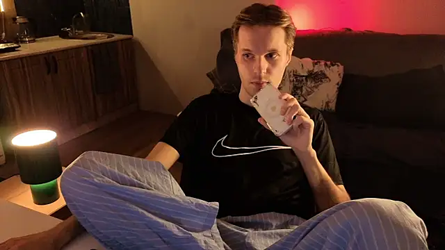 Snapshot of Leonnextdoor chatting on 4, 2, 2026 Leonnextdoor online show from 4, 2, 2026