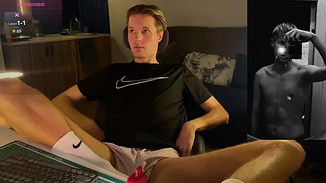 Snapshot of Leonnextdoor chatting on 7, 2, 2026 Leonnextdoor online show from 7, 2, 2026