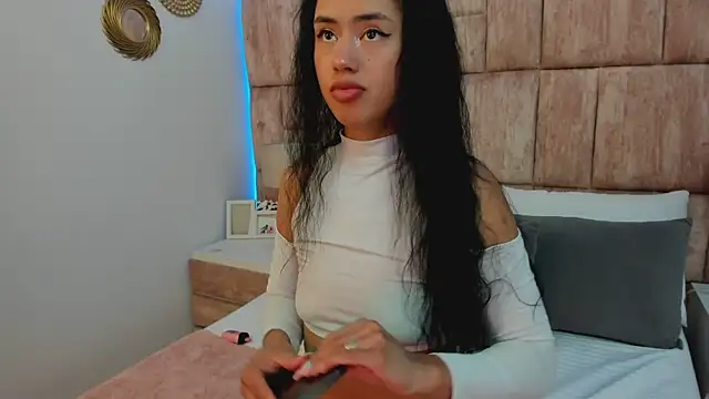 CataleyaRicci online show from 8, 1, 2025